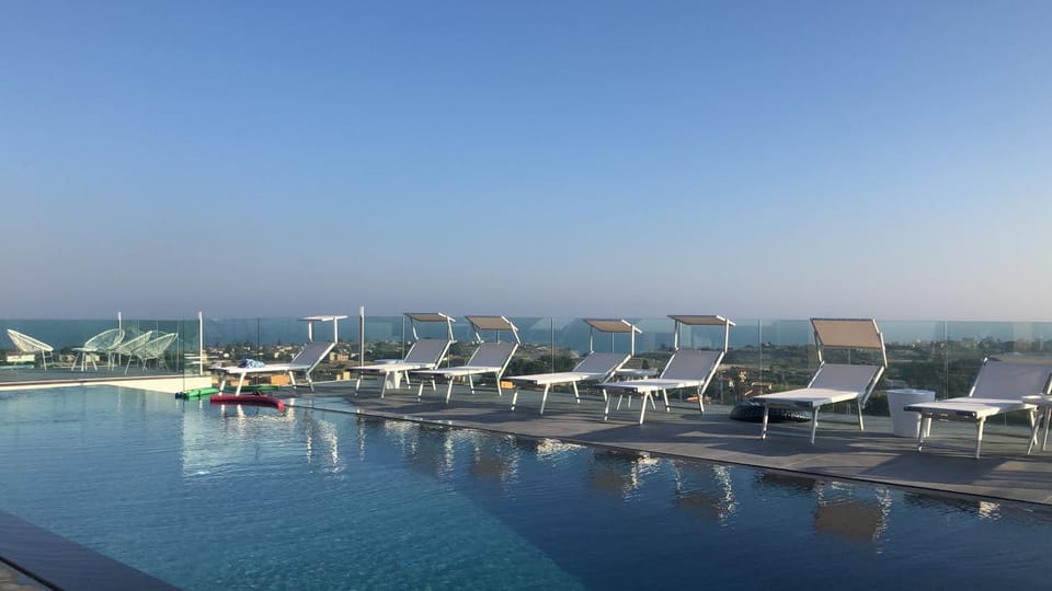 Balcony/Terrace, Pool view, Sea view, Swimming pool, Swimming pool, sunbed