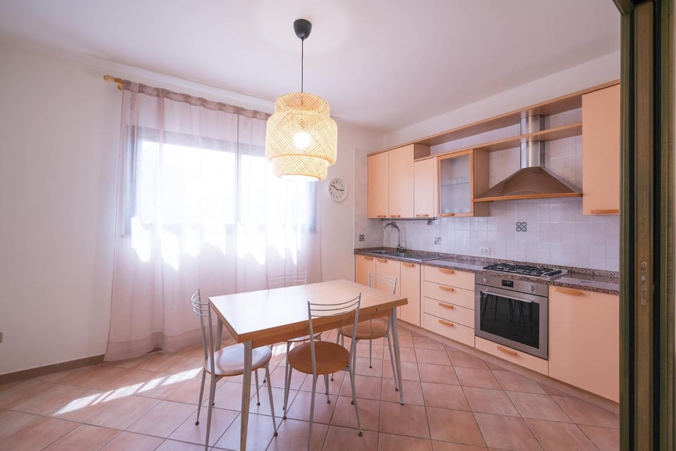 Kitchen or kitchenette, Dining area, stove
