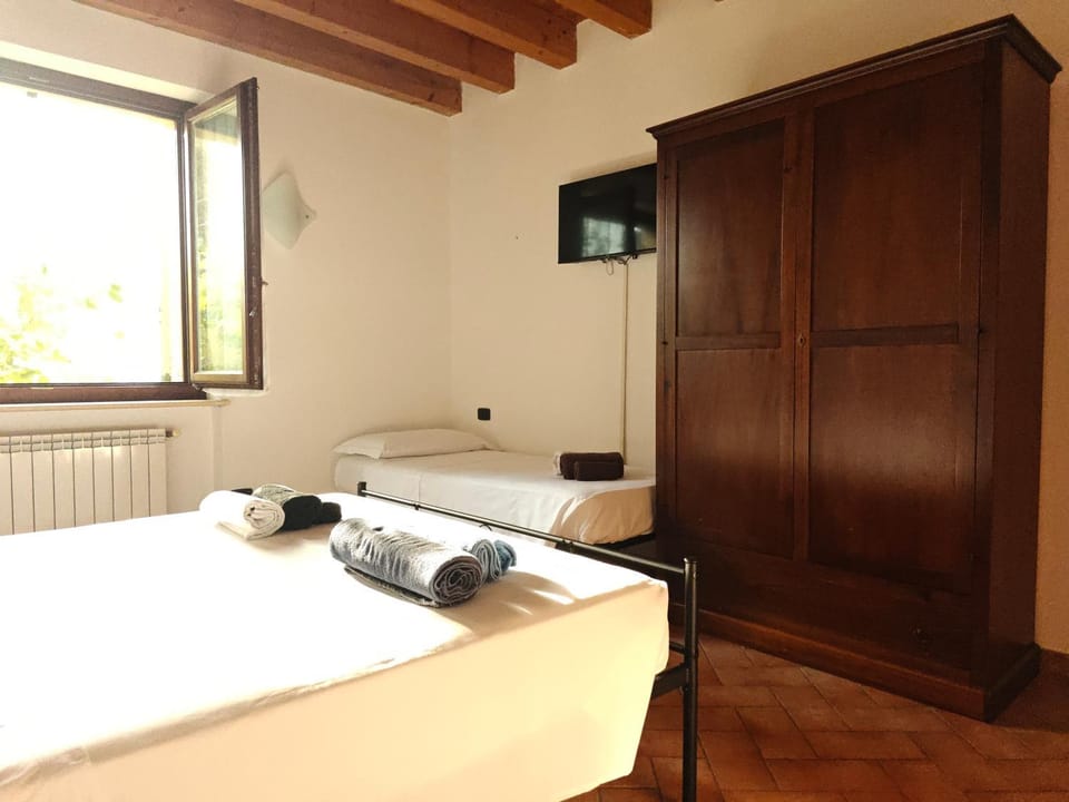 Bed, TV and multimedia, Photo of the whole room, Bedroom, wardrobe