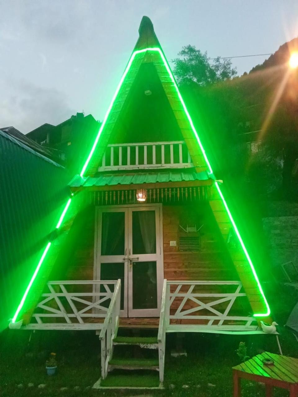 Treehouse for couple nr mall road Villa in Manali