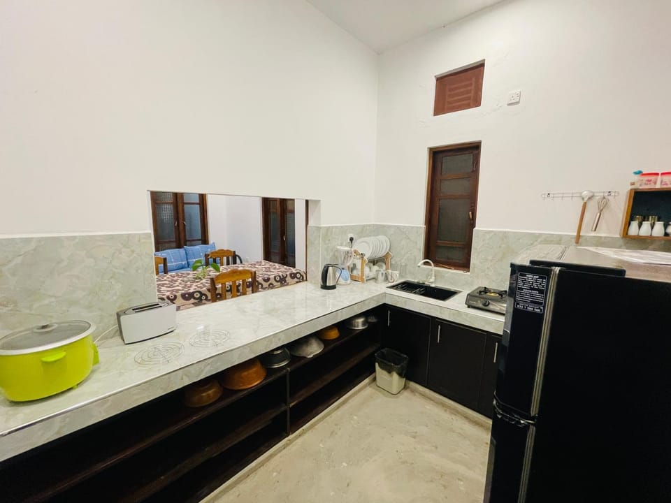 Kitchen or kitchenette, Food and drinks
