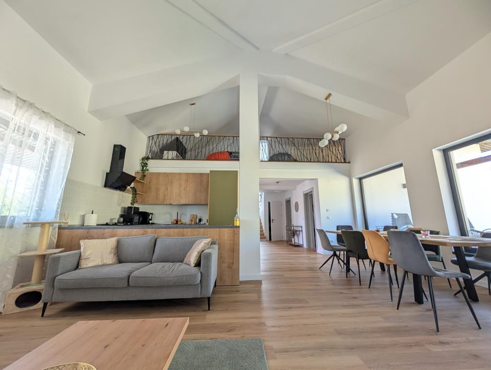 Kitchen or kitchenette, Living room, Seating area, Dining area