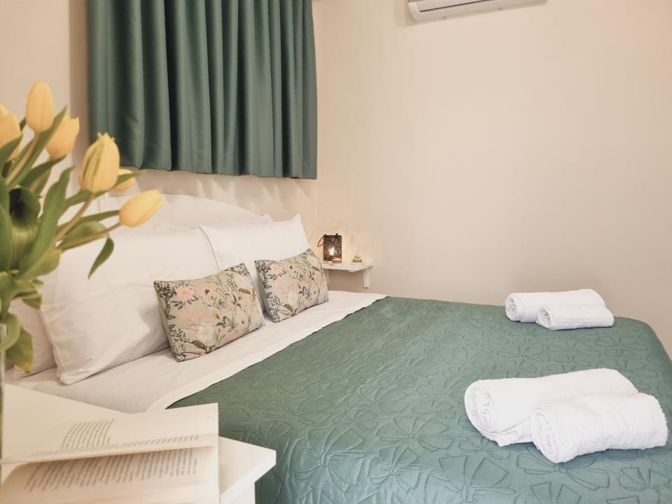 Bed, Photo of the whole room, Bedroom, towels, air conditioner