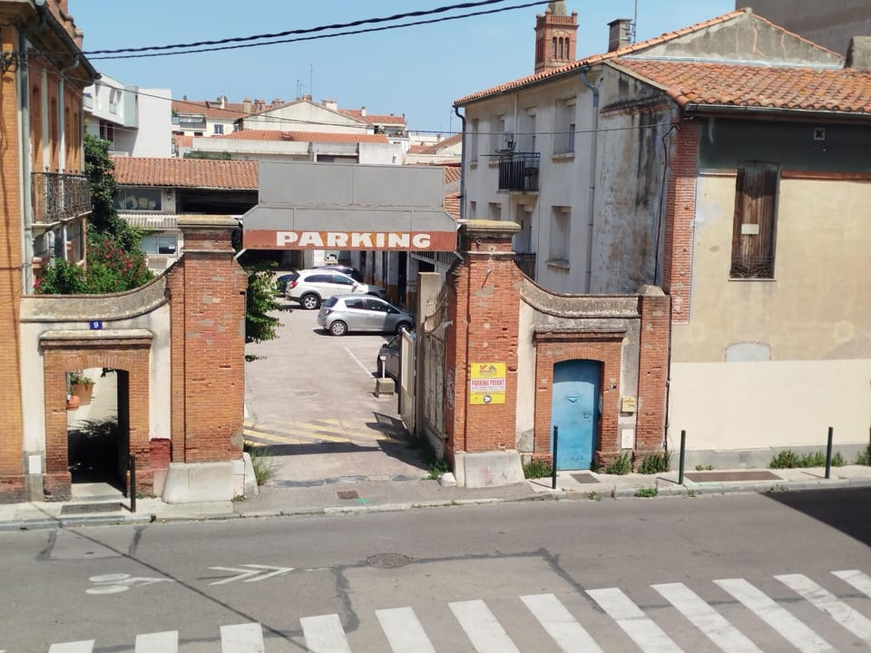 Neighbourhood, Parking