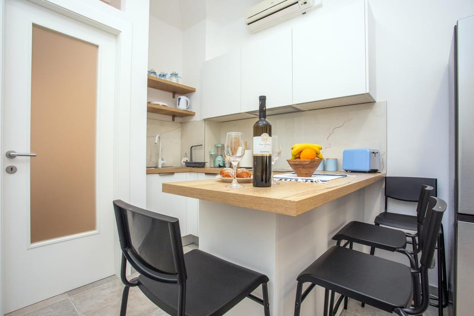 Kitchen or kitchenette, Food and drinks, Dining area