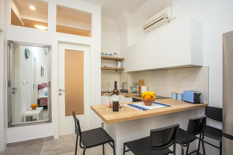 Kitchen or kitchenette, Dining area, minibar, oven, stove