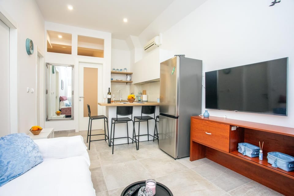 Communal lounge/ TV room, TV and multimedia, Dining area, Evening entertainment, air conditioner