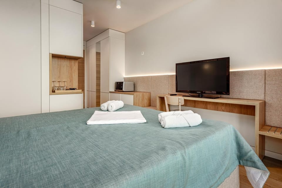 Bed, TV and multimedia, Photo of the whole room, Bedroom, towels