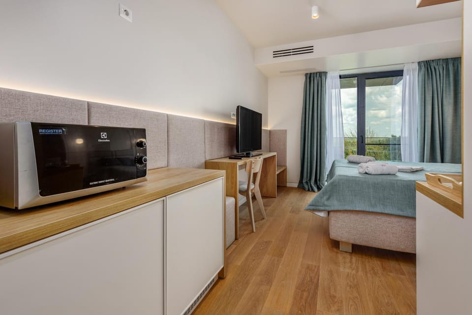 Bed, TV and multimedia, Photo of the whole room, Bedroom, microwave