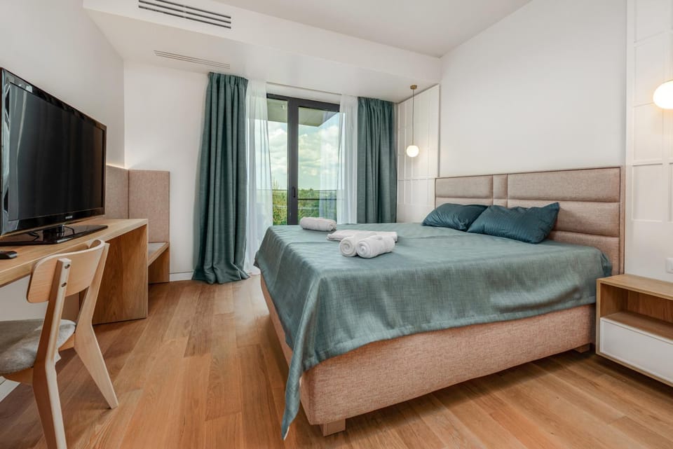 Bed, TV and multimedia, Photo of the whole room, Bedroom, towels