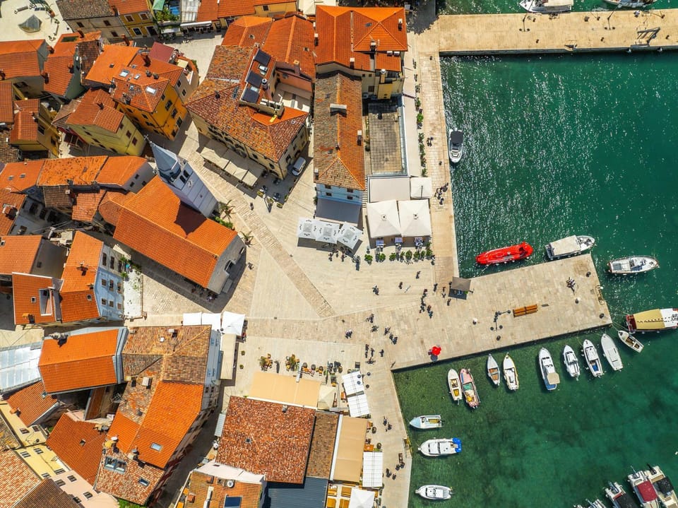 Neighbourhood, Sea view, Location