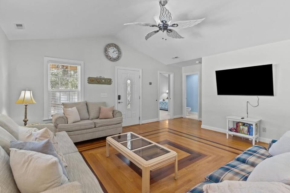5min to Attractions Shops & Beach and Yard Games House in Oak Island