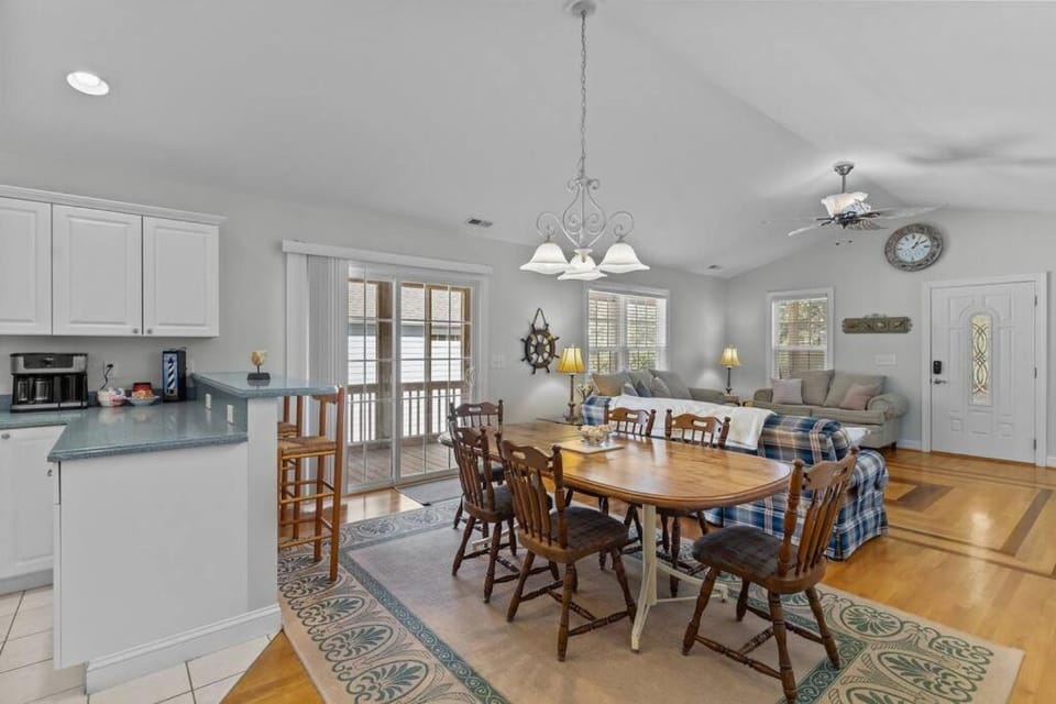 5min to Attractions Shops & Beach and Yard Games House in Oak Island