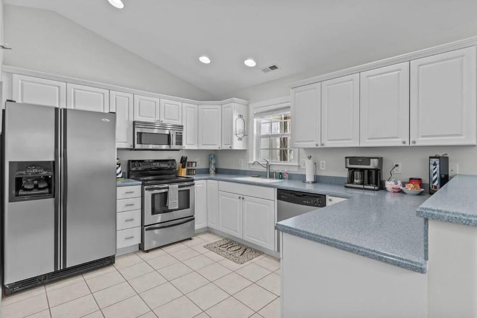 5min to Attractions Shops & Beach and Yard Games House in Oak Island