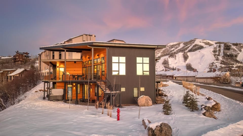Property building, Winter, Hot Tub, Mountain view