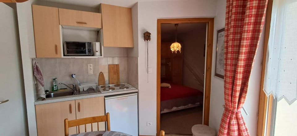 Kitchen or kitchenette, oven, pet friendly, stove