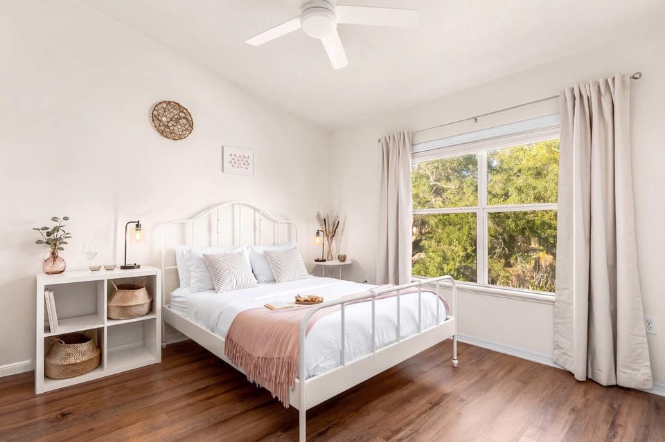 Stylish Modern-Farmhouse Boutique Condo - 2BD 2BA House in Gainesville