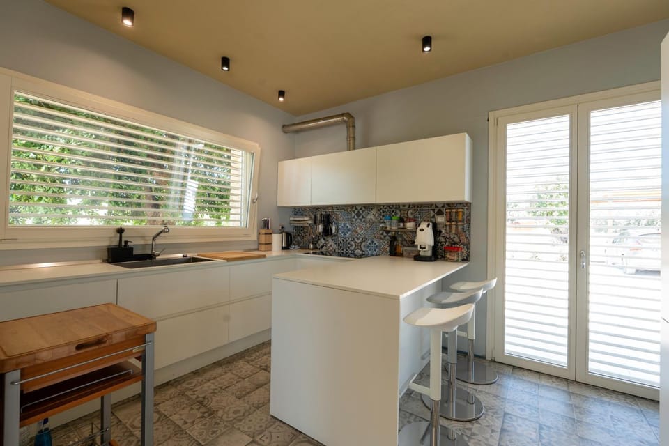 Coffee/tea facilities, Kitchen or kitchenette, Dining area, dishwasher, oven, stove, air conditioner