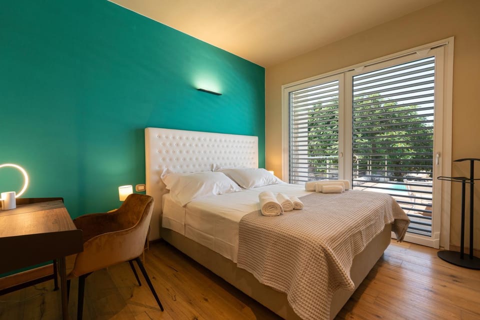 Bed, Photo of the whole room, Bedroom, towels