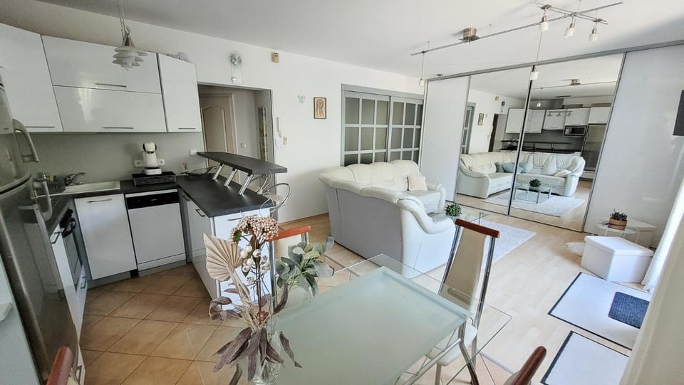 Kitchen or kitchenette, Living room, Seating area, Dining area, oven, pet friendly, stove