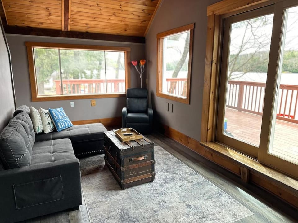 Lakeside Retreat - HOT TUB, Swimming, Boats House in Rindge