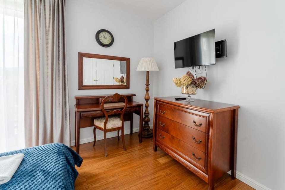 Communal lounge/ TV room, Bed, TV and multimedia, Bedroom
