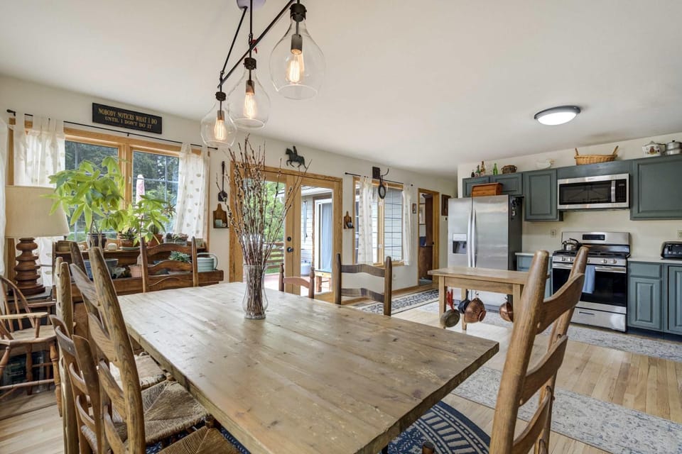 Fallsview Cabin Forest Escape w Rustic Charm Cabin in Green Mountain Falls