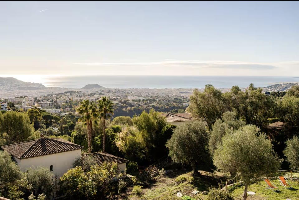 Villa, piscine et vue mer exceptionnelle à Nice House in Nice