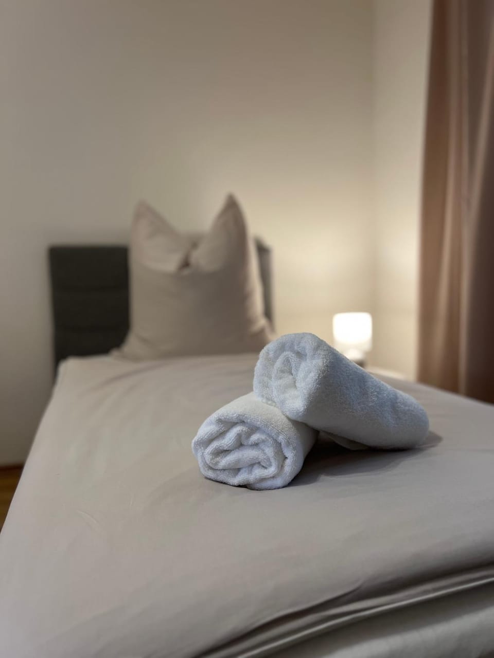 Bed, Bedroom, towels