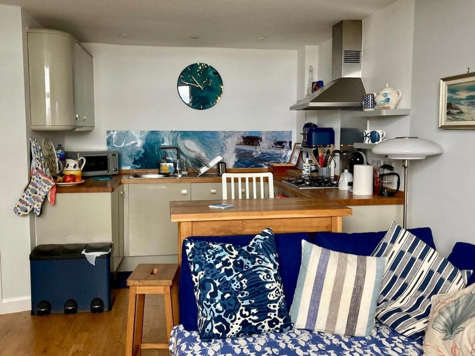 'Shorebird' central apartment, sea views & parking Apartment in England