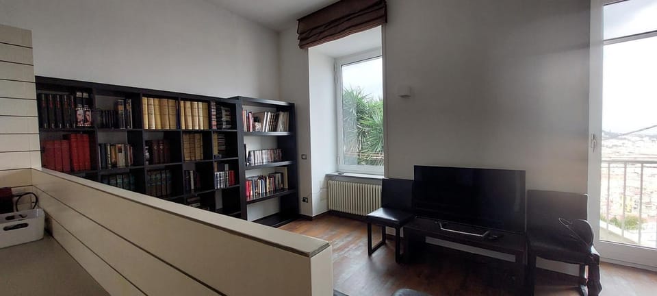 Communal lounge/ TV room, Library, TV and multimedia, Living room, Seating area