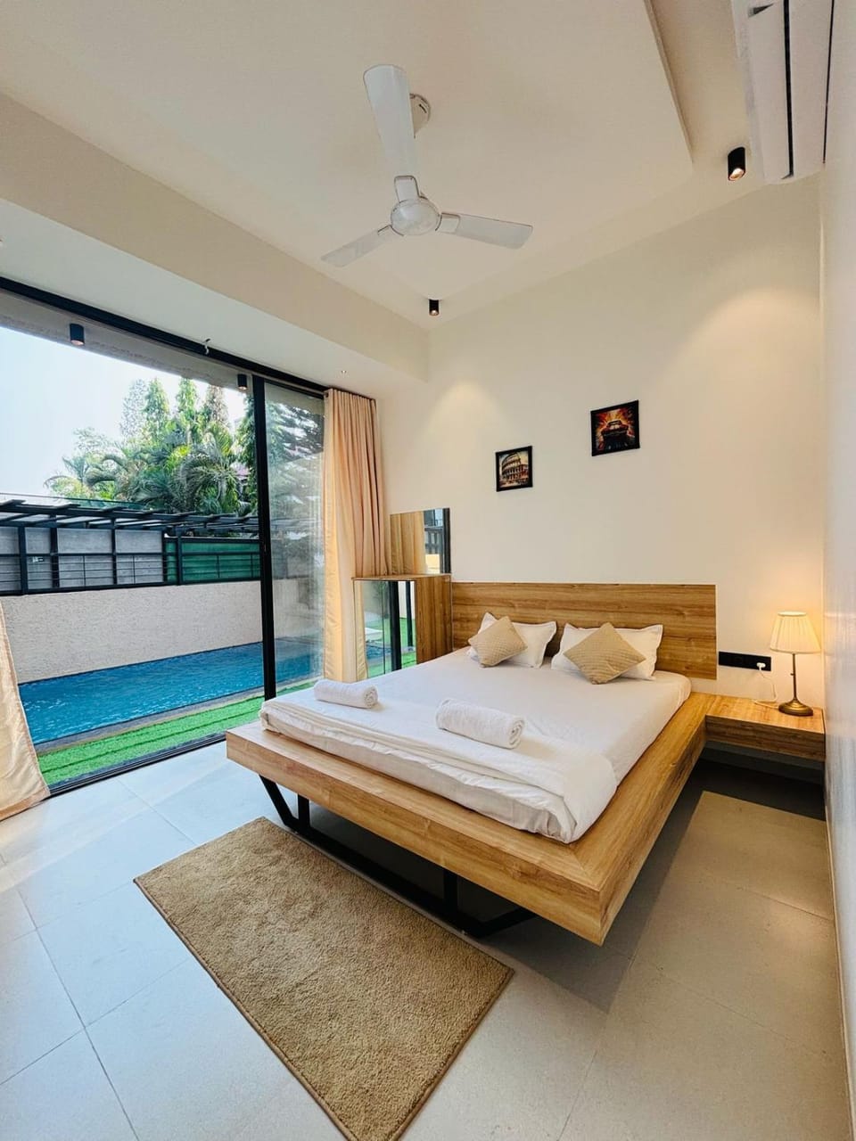 Photo of the whole room, Pool view
