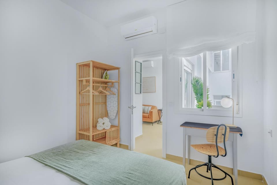 Bed, Photo of the whole room, Bedroom, air conditioner