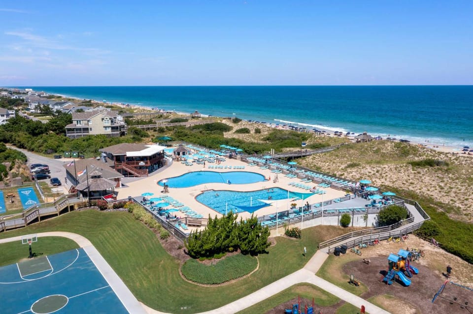 4min Walk to Beach with Resort Pool Gym Hot Tub House in Corolla