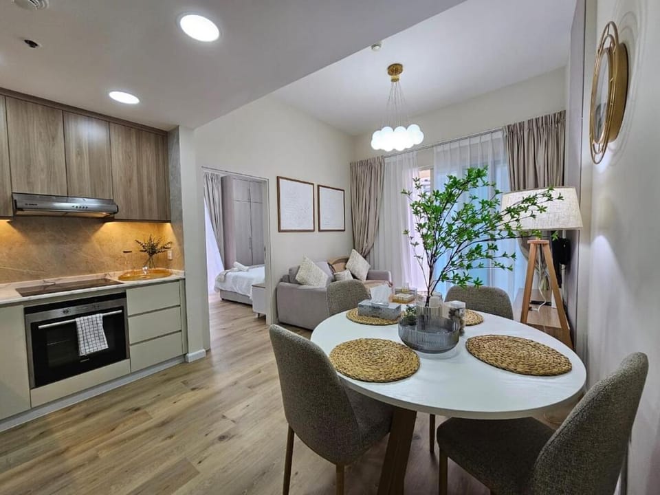 Kitchen or kitchenette, Living room, Seating area, Dining area, oven