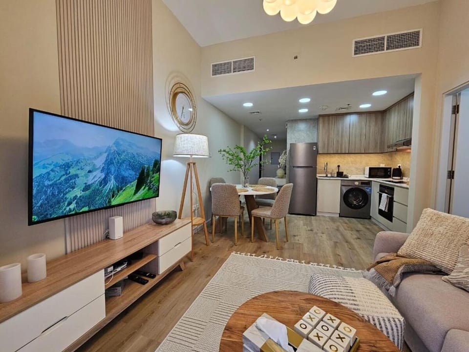 Communal lounge/ TV room, TV and multimedia, Kitchen or kitchenette, Living room, Seating area, Dining area, Evening entertainment, oven, stove