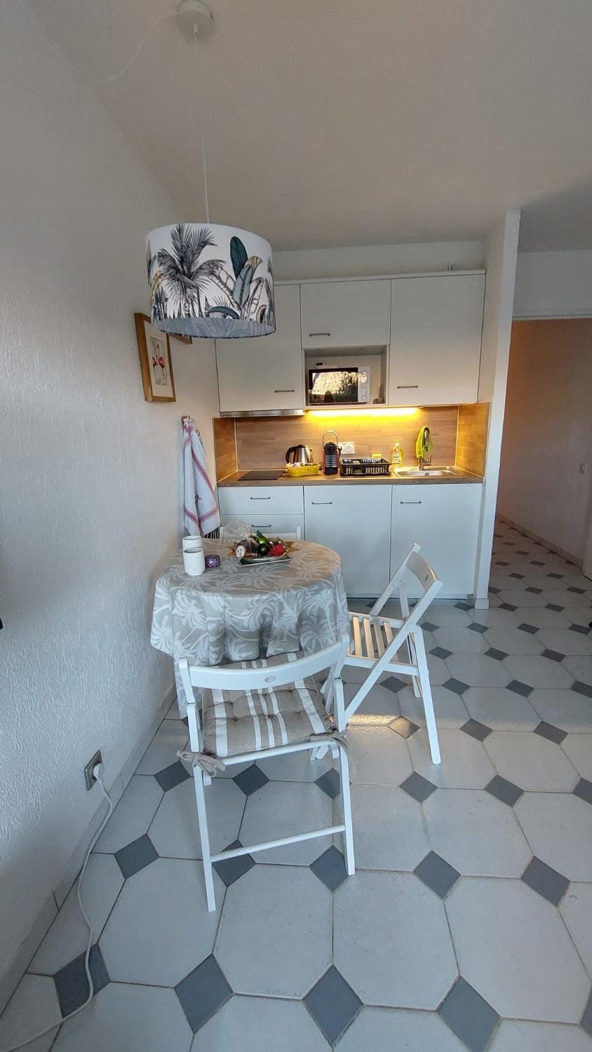 Studio with terrace in the center with AC Apartment in Antibes
