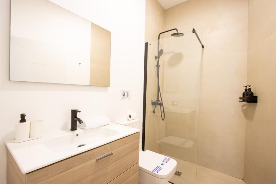 Shower, Toilet, Bathroom, towels