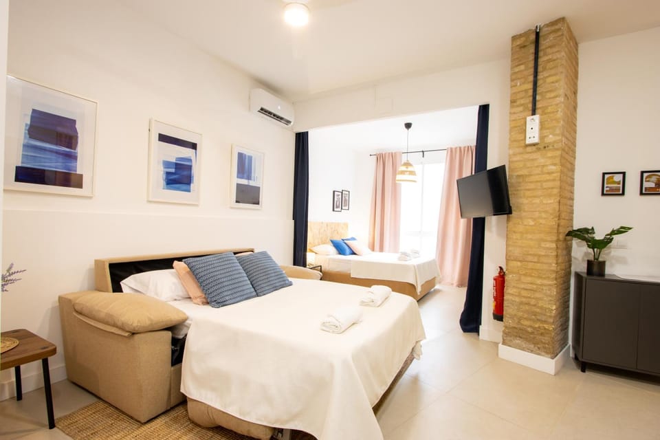 Bed, TV and multimedia, Living room, Photo of the whole room, air conditioner
