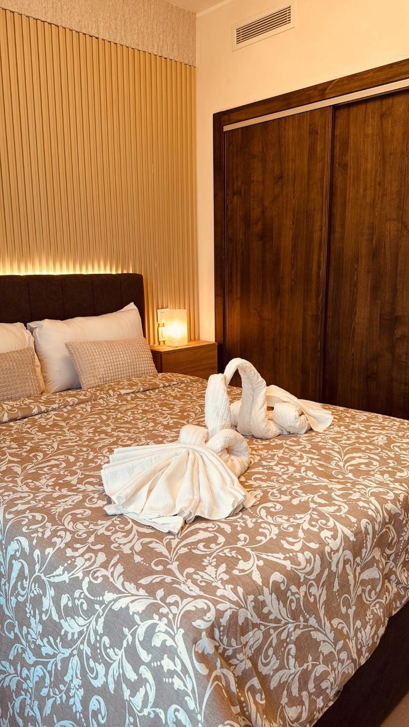 Bed, Bedroom, towels