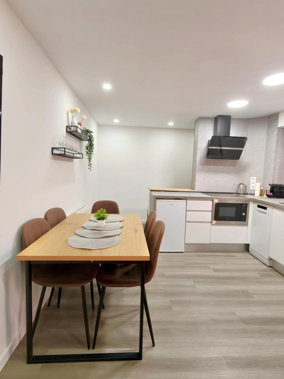 Kitchen or kitchenette, Dining area