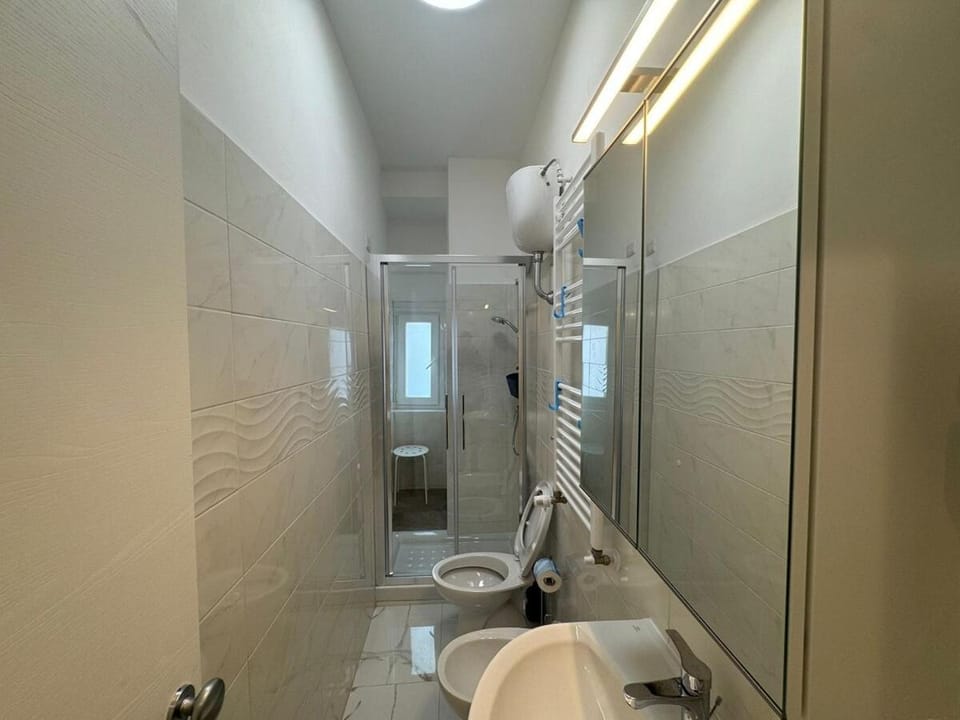 Shower, Toilet, Bathroom, bidet, towels