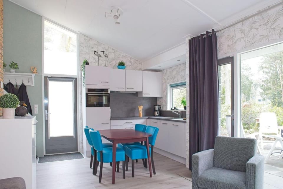 Kitchen or kitchenette, Dining area, dishwasher, oven, stove