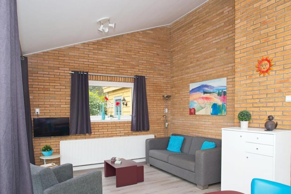 Communal lounge/ TV room, TV and multimedia, Living room, Seating area, furniture