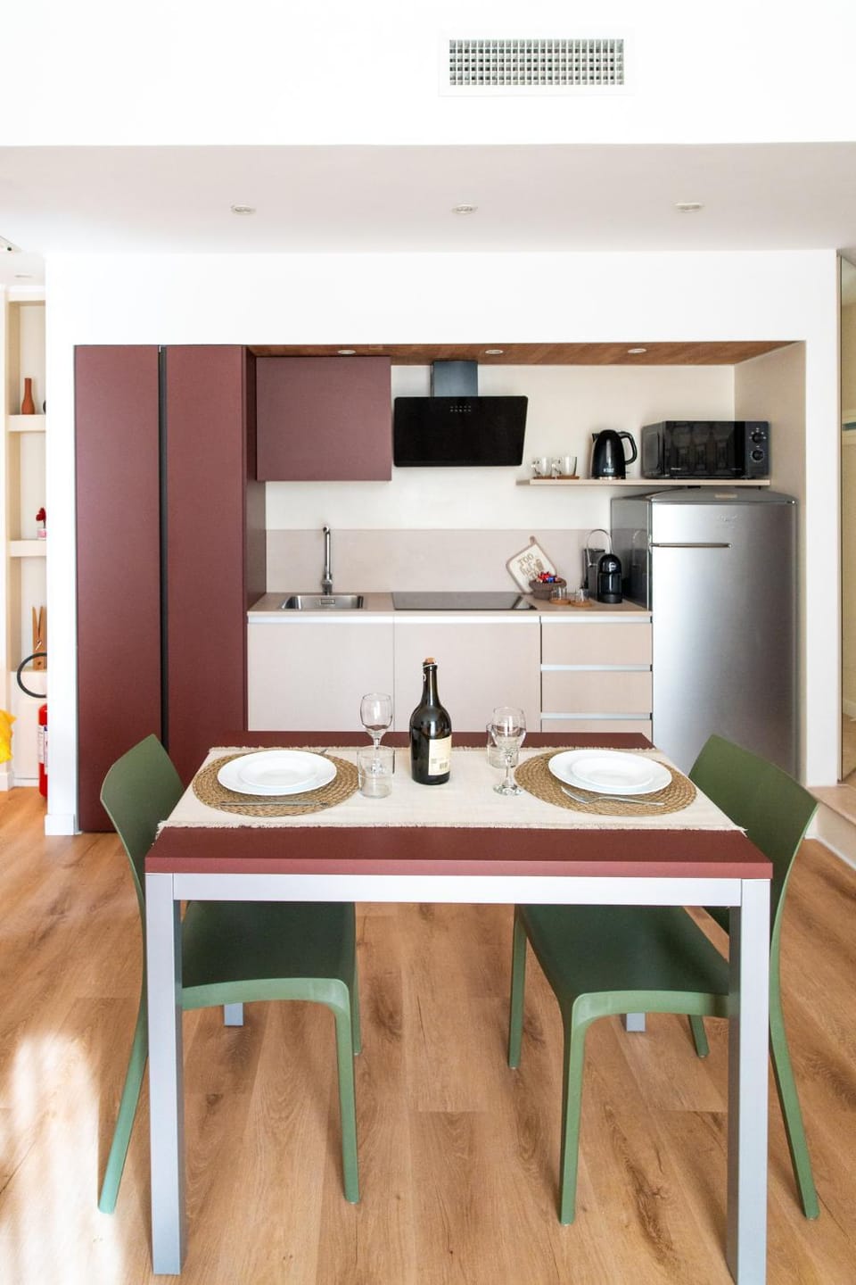 Kitchen or kitchenette, Dining area, stove