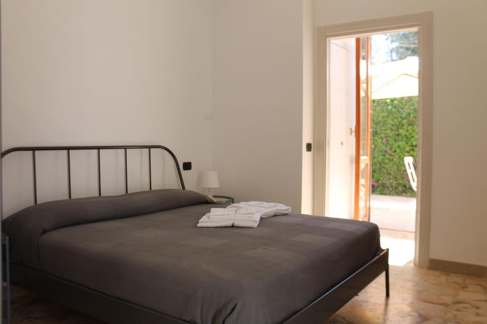 Bed, Bedroom, Garden view