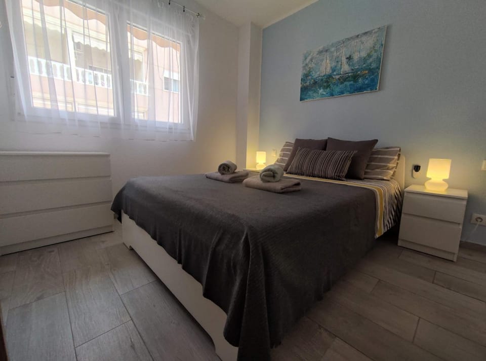 Photo of the whole room, Bedroom