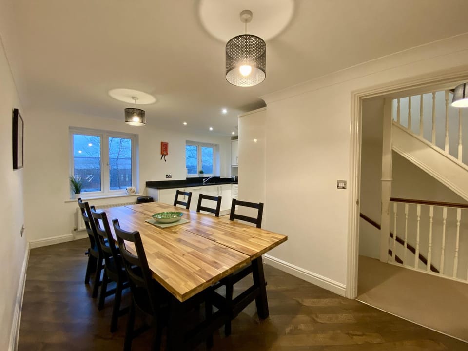 Ascot Four Bedroom House With Garden House in England