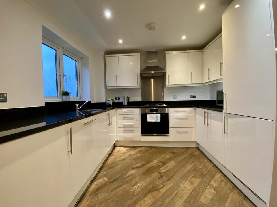 Ascot Four Bedroom House With Garden House in England