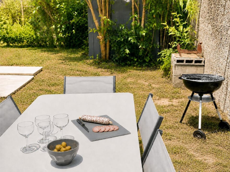 Spring, Day, BBQ facilities, Garden, Dining area, Garden view